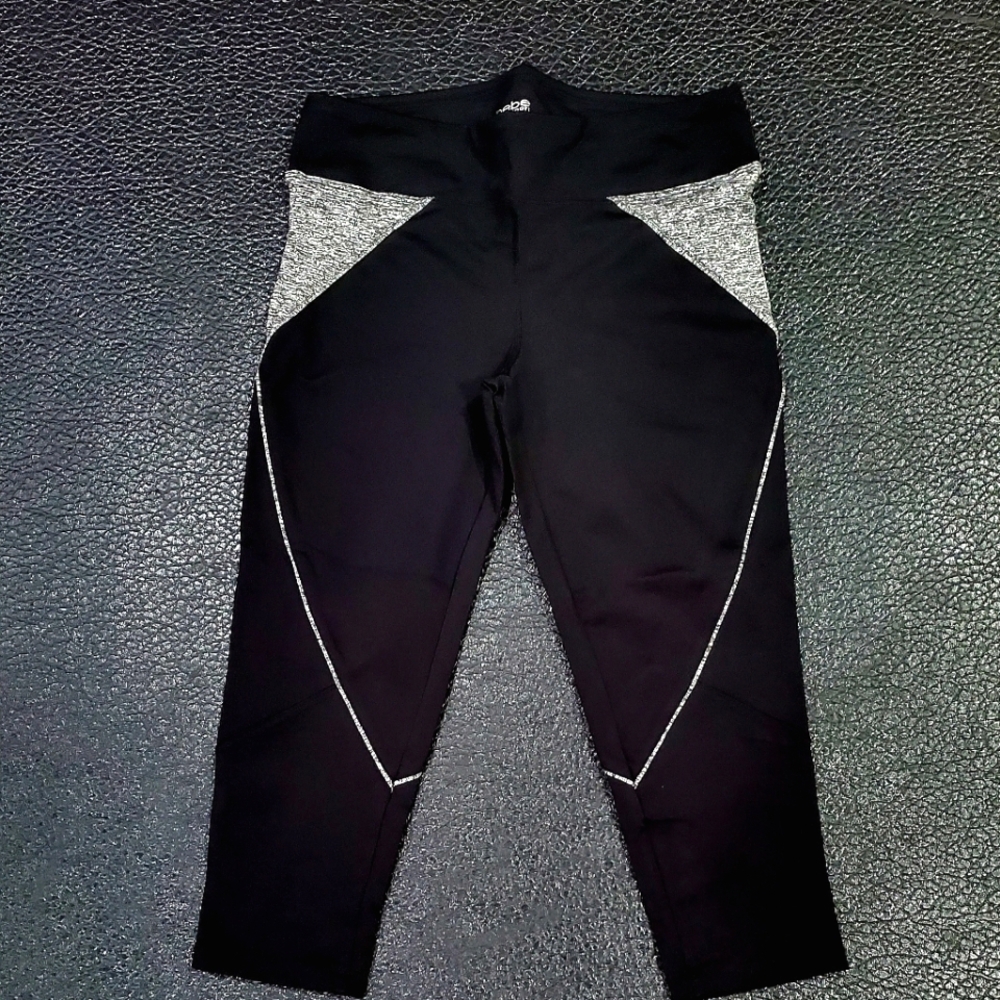 *NWOT* Black/Space Dye Cropped Pants - Medium.